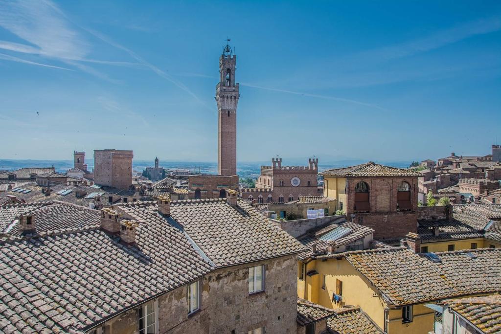 锡耶纳I Terzi Di Siena - Rooms Only的享有城市美景,设有钟楼