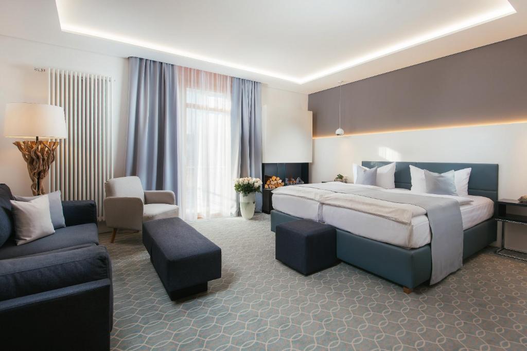 奥斯赛拜-屈隆斯博恩爱迪生酒店的酒店客房,配有床和沙发