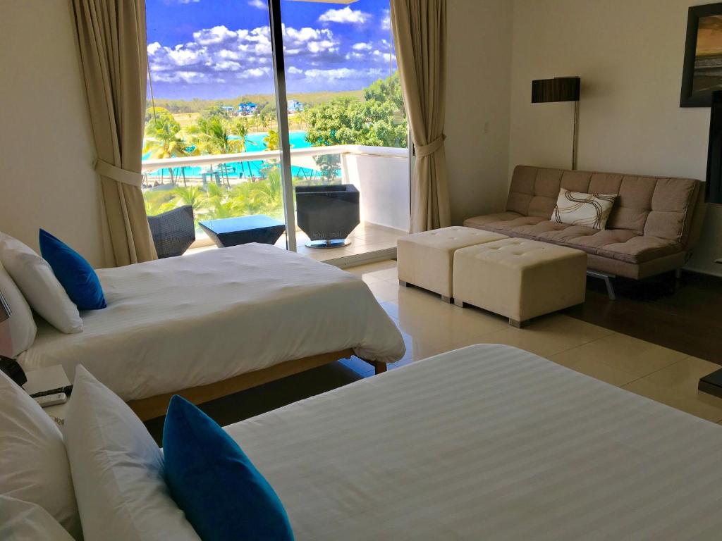 普拉亚布兰卡The Suite Playa Blanca的酒店客房带两张床和一个客厅