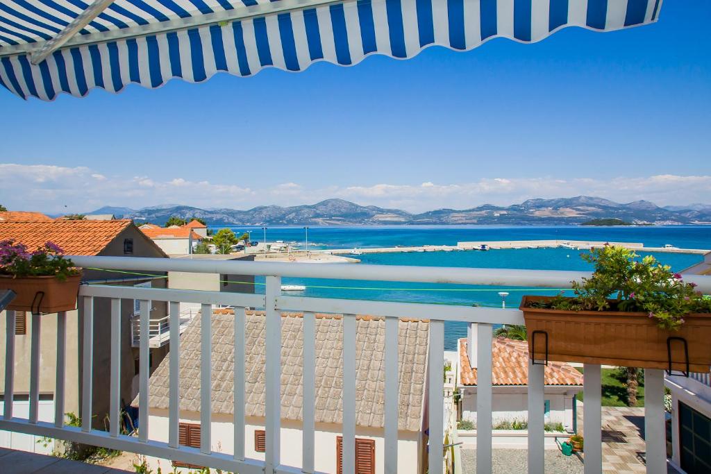 德雷斯Apartmani Branka的享有海滩和海洋景致的阳台
