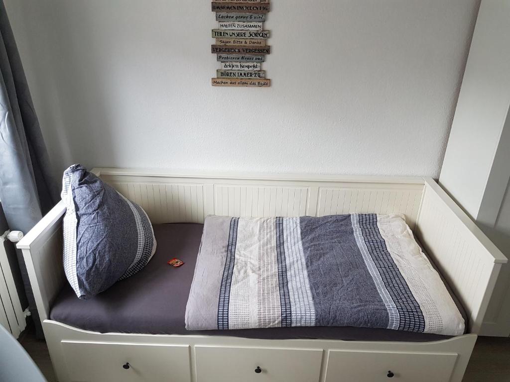 埃森Ferienwohnung Veit的房间里的一张婴儿床和毯子
