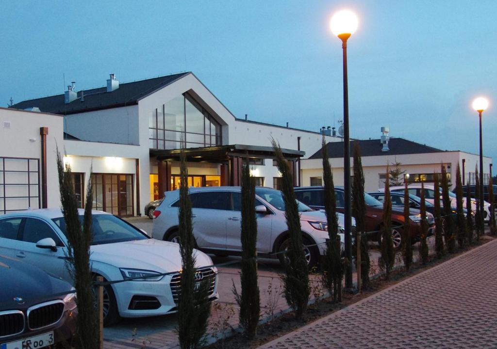 波莫瑞地区德拉夫斯科M Club Hotel | Lubie Resort的停车场,停车场停在大楼前