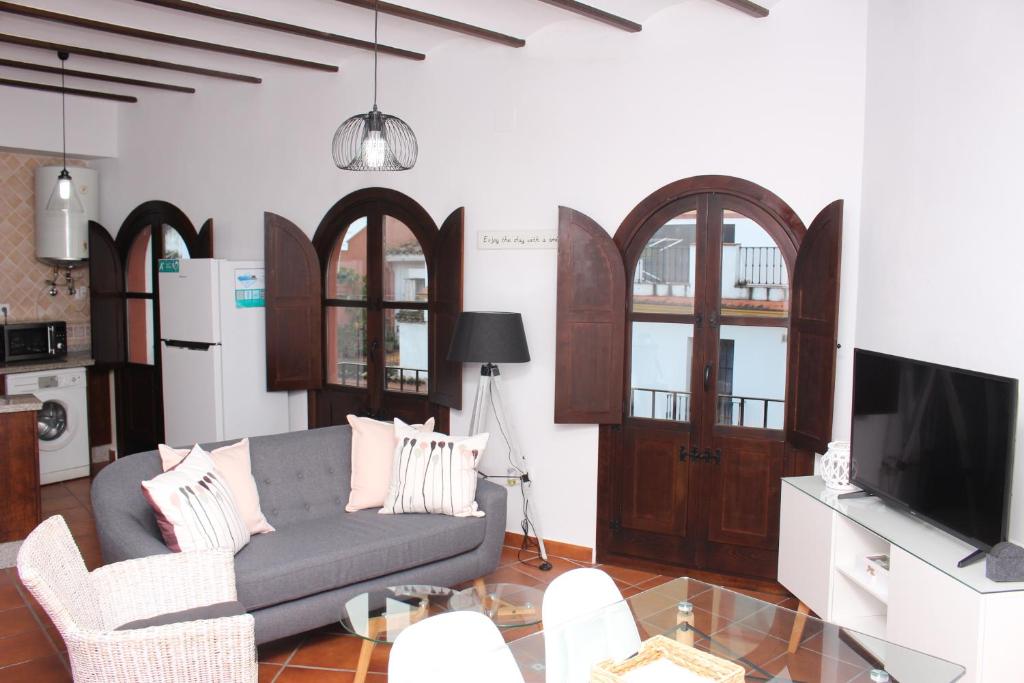 科尔多瓦El Capricho de San Fernando, Consigna gratis y Parking a 200mts的带沙发和电视的客厅
