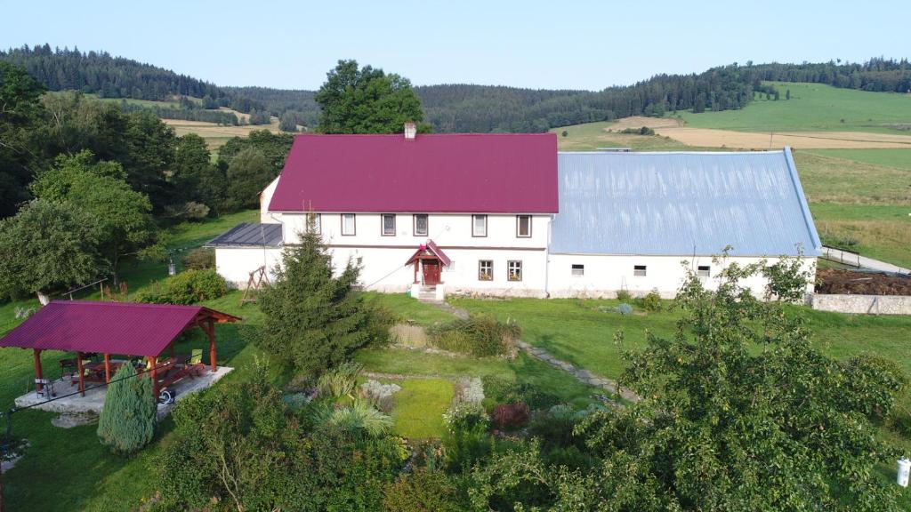 斯托尼拉斯奇Pod kasztanem gospodarstwo agroturystyczne的享有白色谷仓的空中景致,设有紫色屋顶