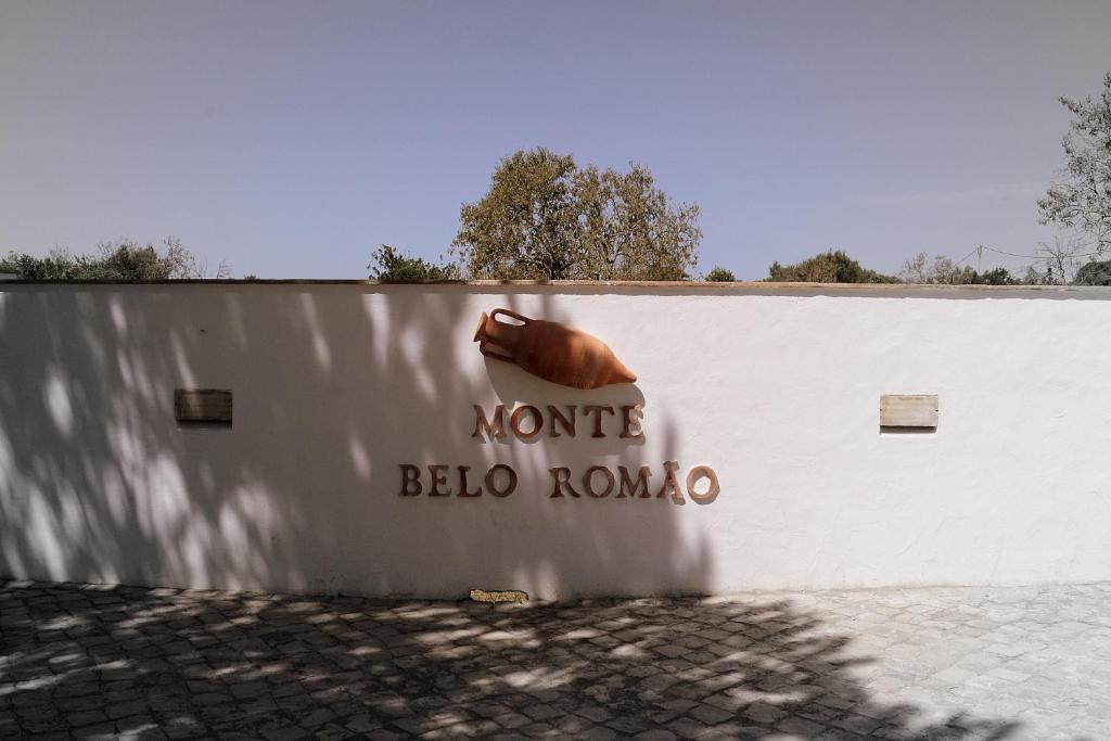 奥良Monte Belo Romão的白色的墙,上面有读新娘贝塔香的标志
