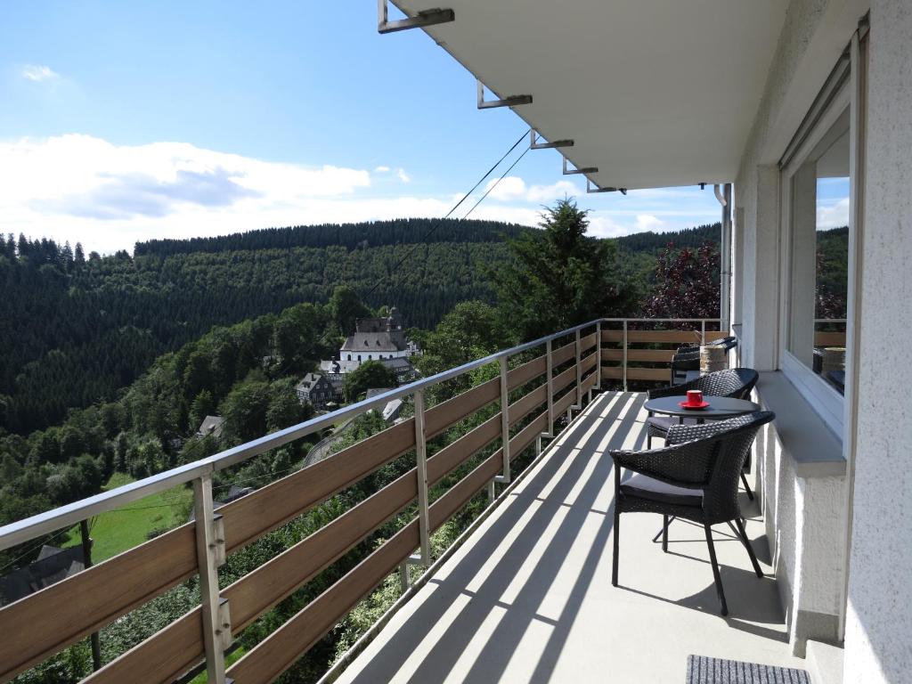 施马伦贝格Appartementen Edel的设有一个配有桌椅并享有美景的阳台。