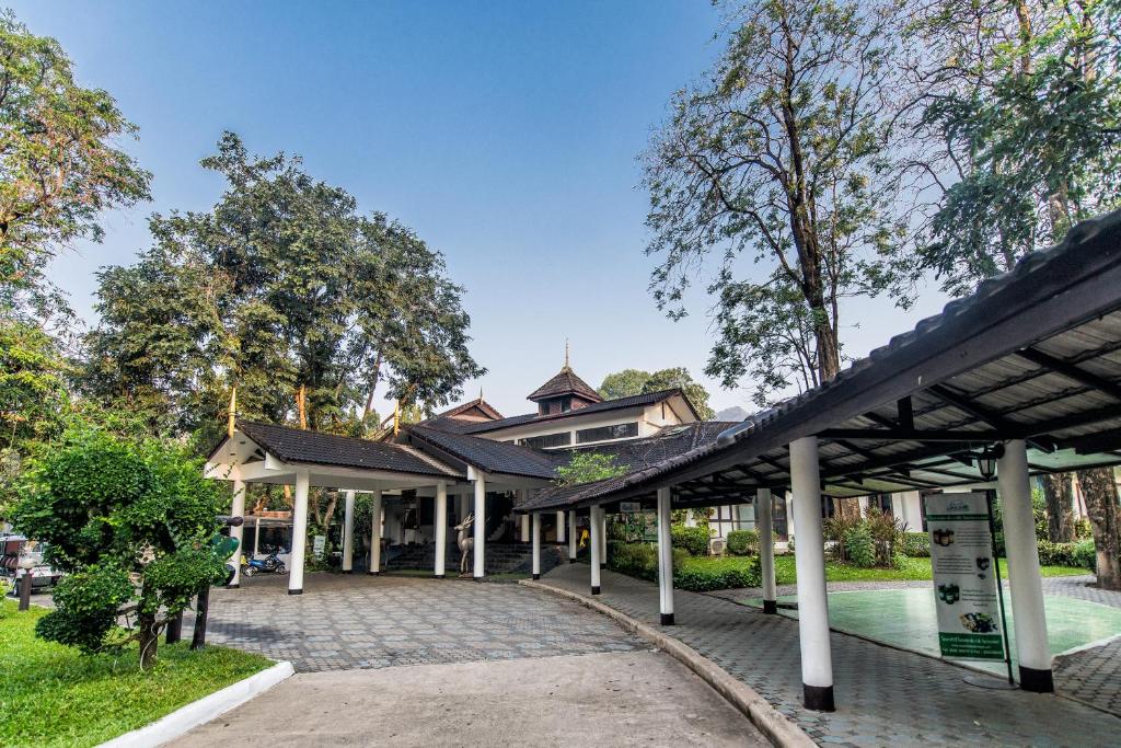 Kaeng Khoi苏帕莱帕萨克度假Spa酒店的公园内有楼房的亭子