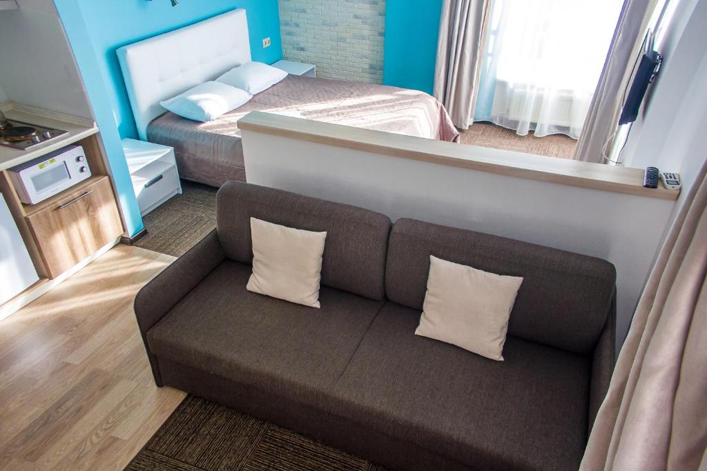 伊热夫斯克Hotel Cambridge的客厅配有沙发和1张床