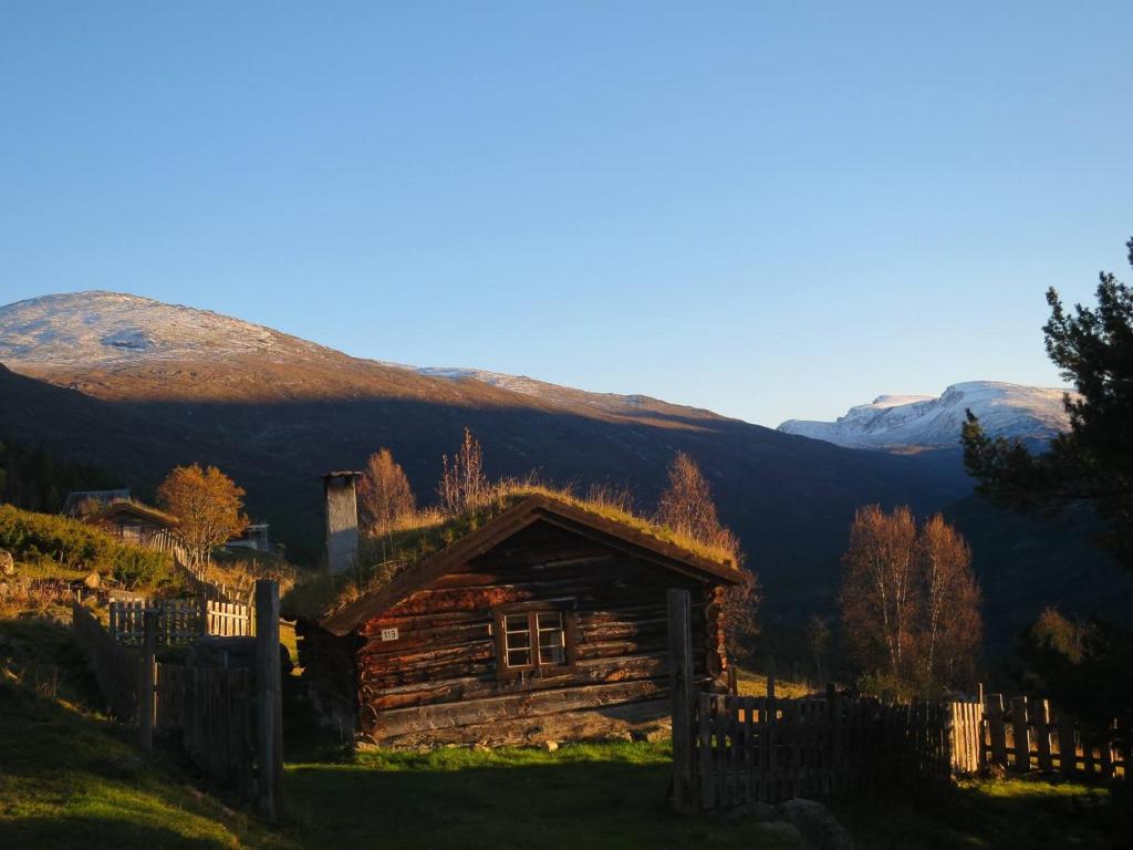 BoverdalenStrind Gard, Visdalssetra的小木屋的背景是围栏和山脉