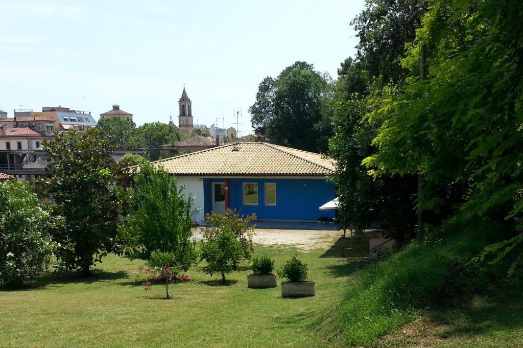 葛伦坦马勒Valle dell'Eden的院子中间的蓝色房子