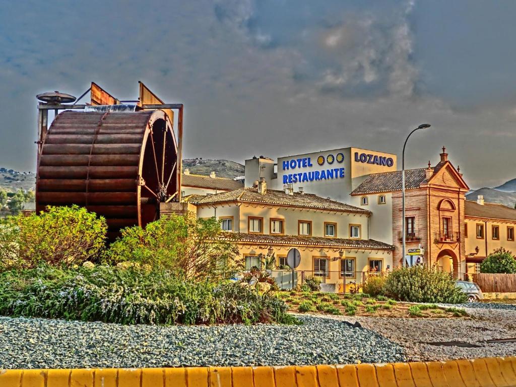 安特克拉罗桑洛酒店的城市前方有水箱的建筑物