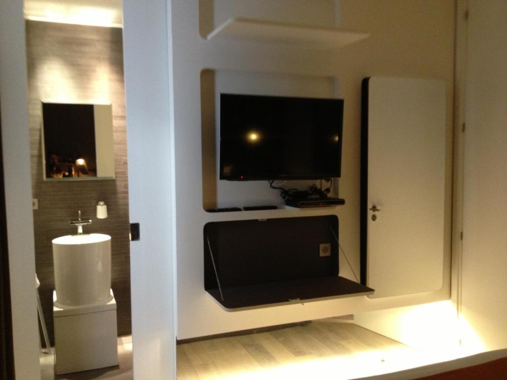 巴黎拉迈松德利亚酒店的客厅设有壁挂式平面电视。