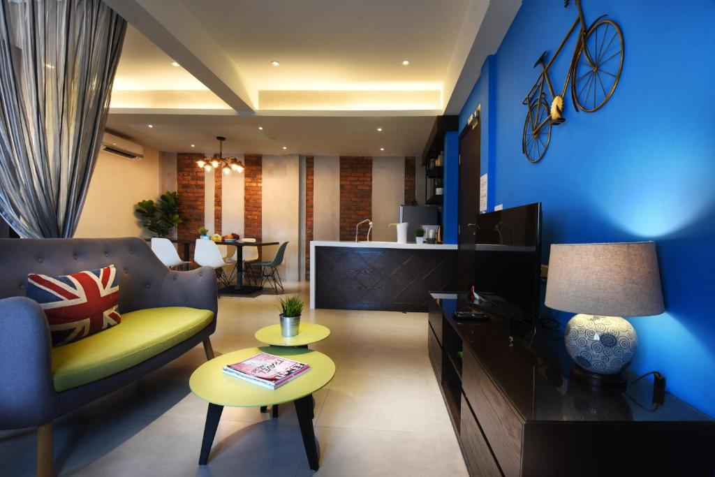 马六甲马六甲里奥后院公寓的客厅设有蓝色的墙壁