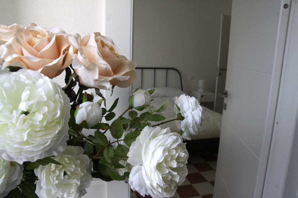 莱里奇Il Capitano的花瓶里满是白色的花朵