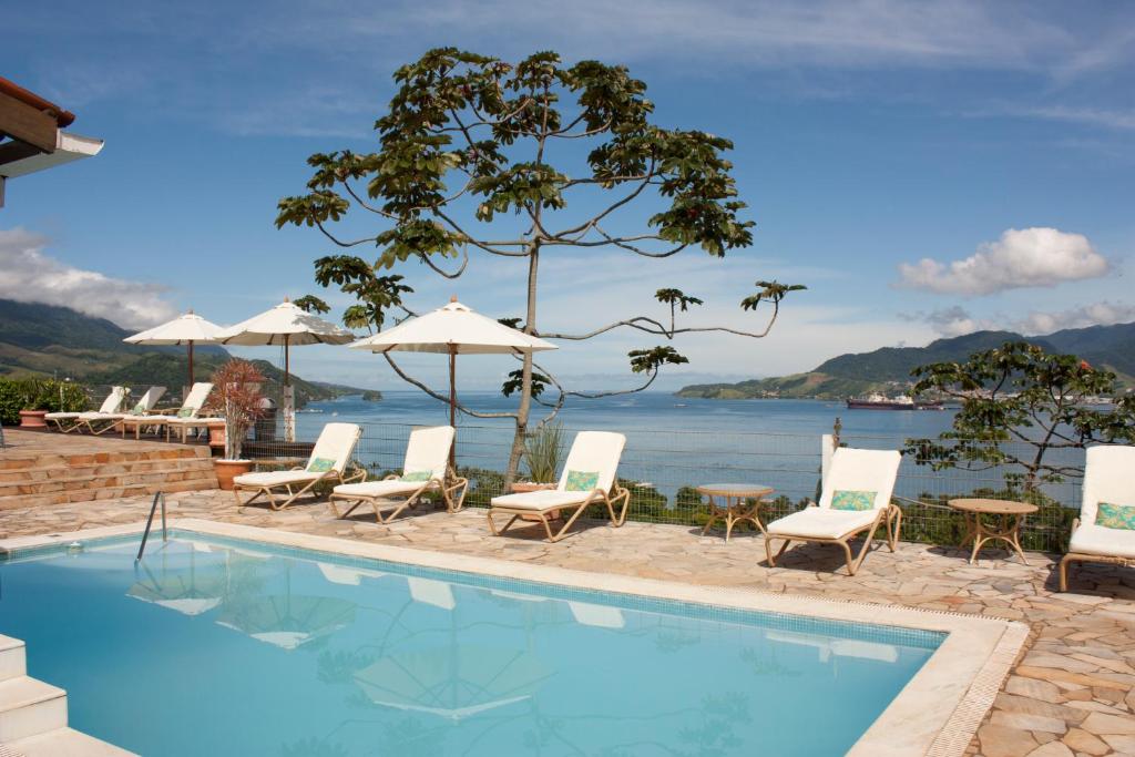 伊利亚贝拉Hotel Vista Bella的一个带椅子的游泳池,享有水景