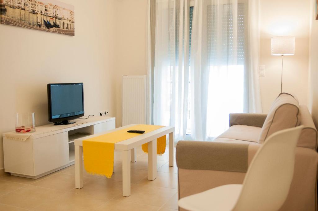 雅典Cozy Bright Apartment的白色的客厅配有电视和沙发