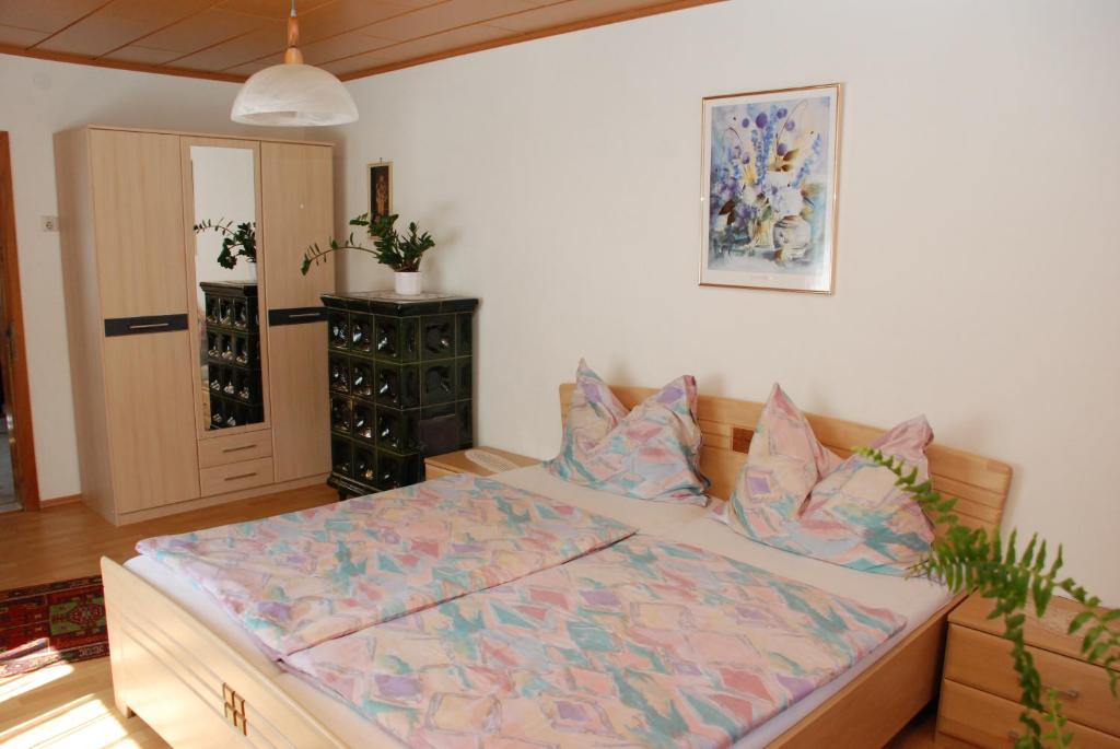 巴德艾森卡珀尔Ferienwohnung Hilgenfeld的一间卧室,卧室内配有一张大床