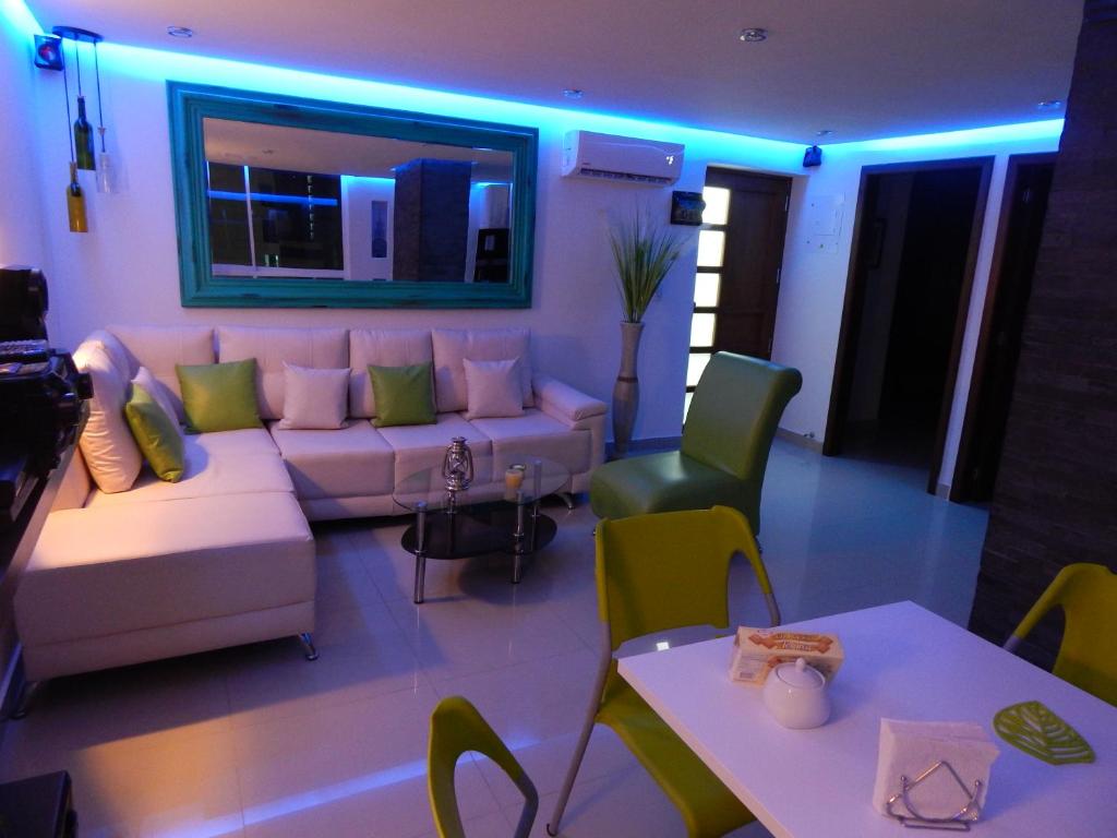 卡塔赫纳Apartment Lux Bocagrande的客厅配有沙发和桌子