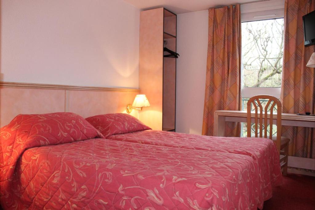 伊维特河畔吉夫乐维雷治酒店的一间卧室设有红色的床和窗户。