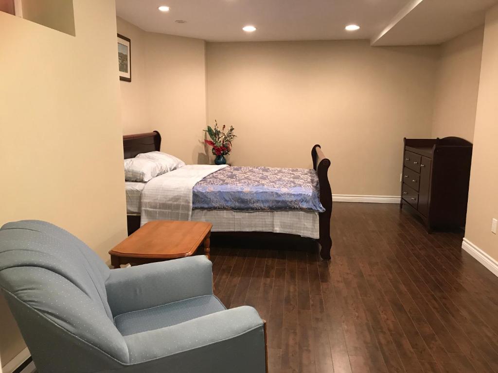 蒙克顿Sweet home的一间卧室配有一张床、一张沙发和一把椅子