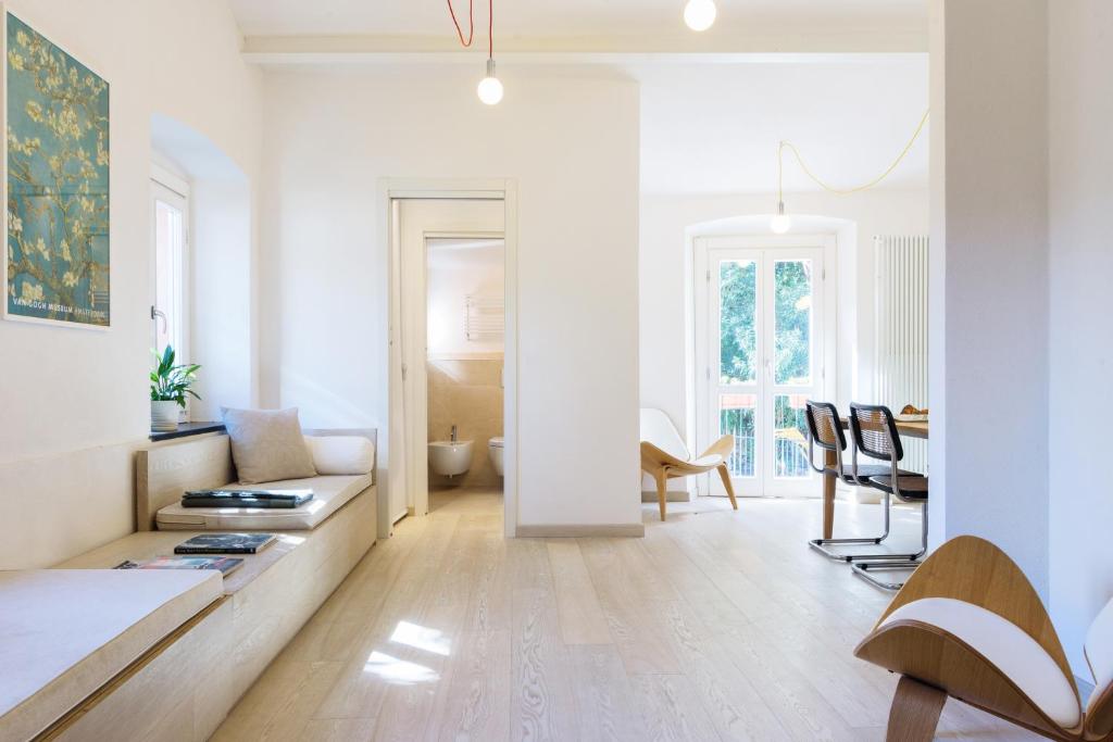 波托菲诺Portofino Dream Flexyrent NO air conditioning的客厅配有沙发和桌子
