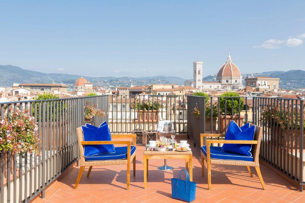 佛罗伦萨伦加诺酒店 - 伦加诺精选的阳台配有2把椅子和1张桌子,享有风景。