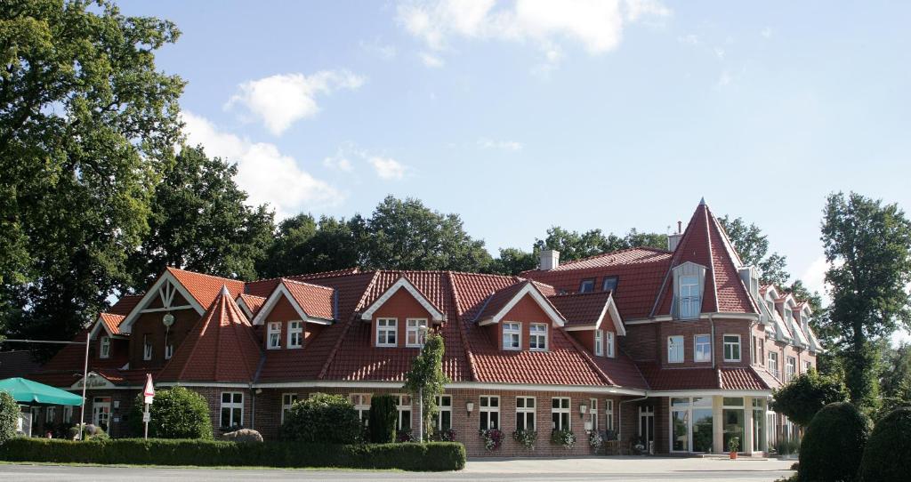 TwistGasthof Robben的红色屋顶的大房子