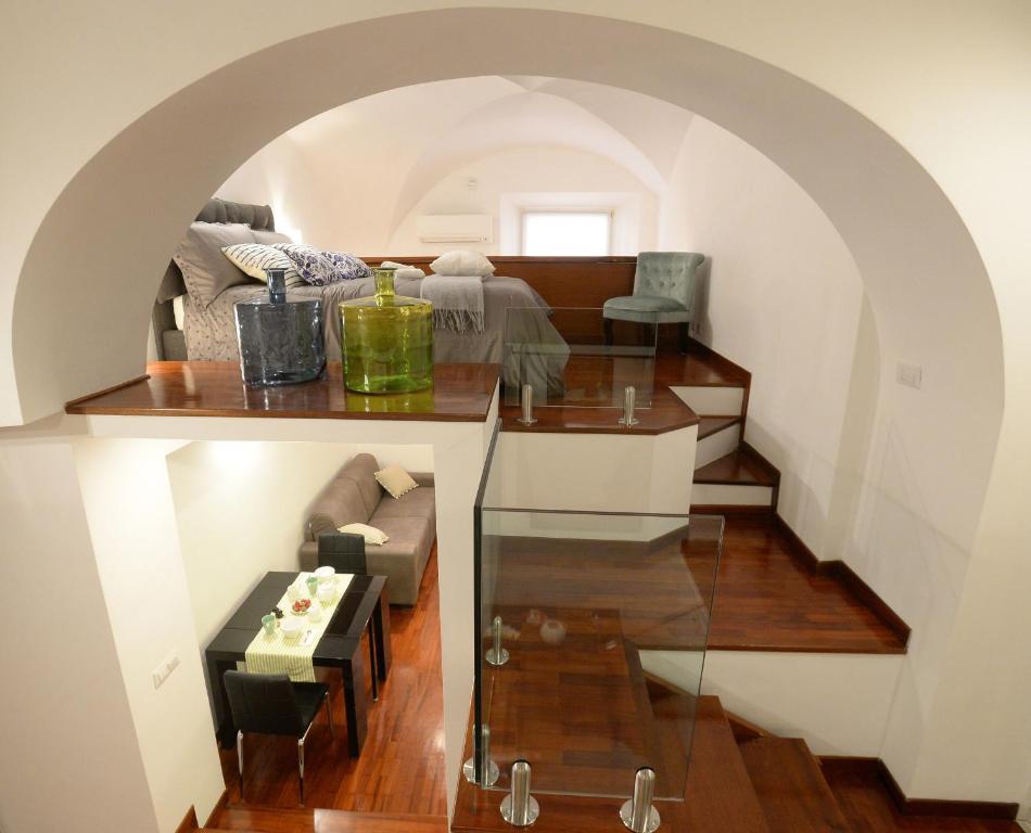罗马Home Alex的客厅配有玻璃桌和沙发