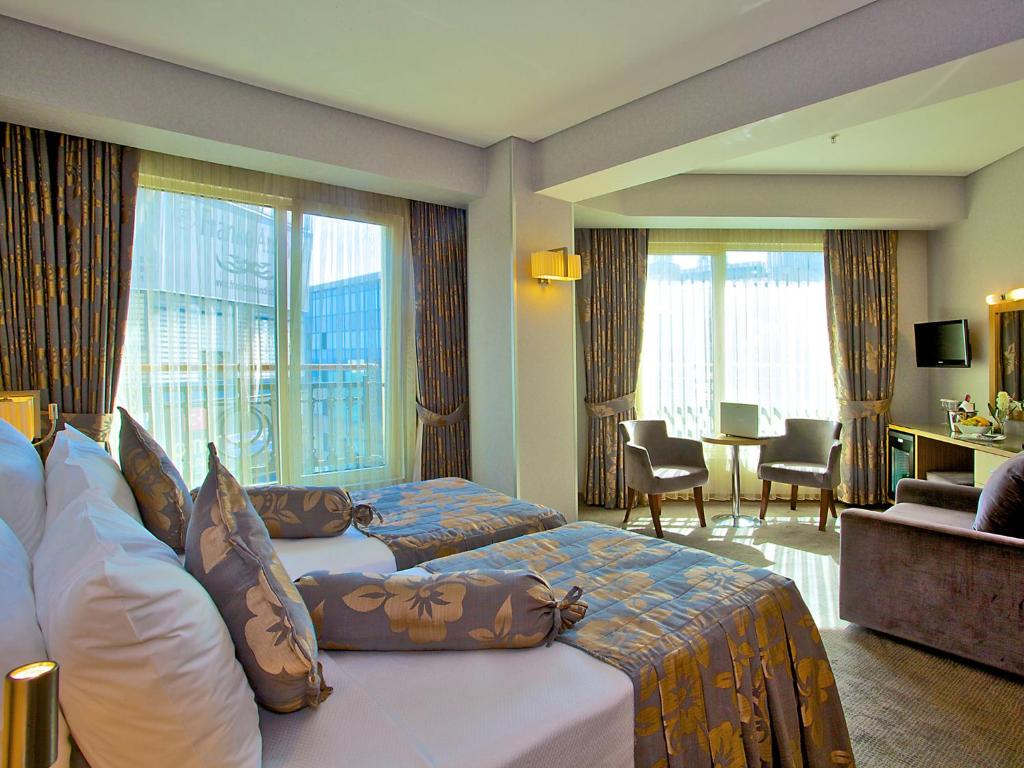 伊斯坦布尔莫门托酒店 - 特殊类别的酒店客房带两张床和一个客厅