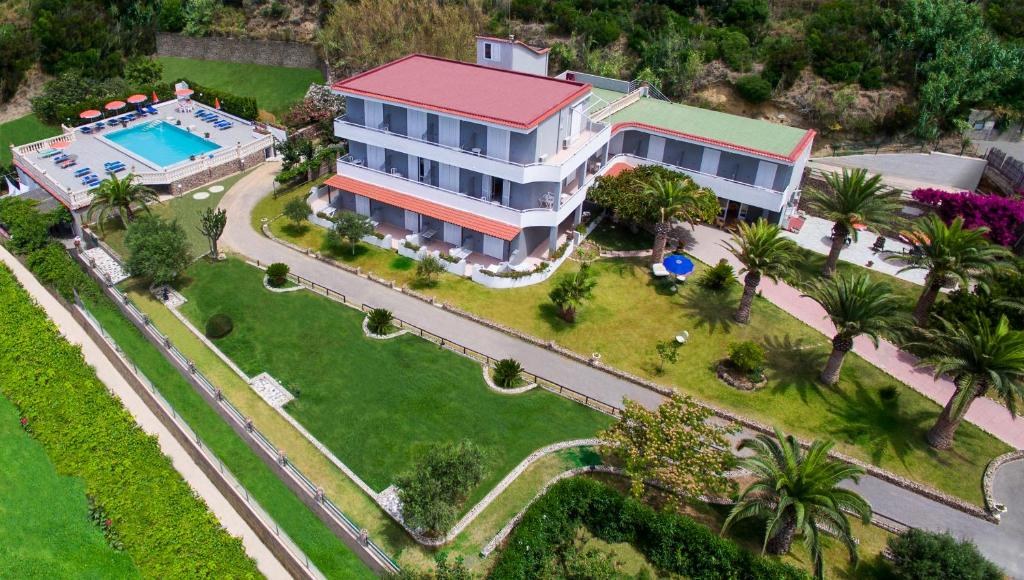 伊斯基亚Hotel Villa Rita的享有房子和游泳池的空中景致