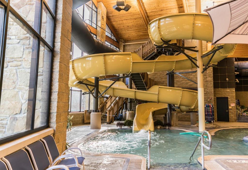 纳什维尔Abe Martin Lodge & Cabins的一座大型室内游泳池,里面设有滑梯