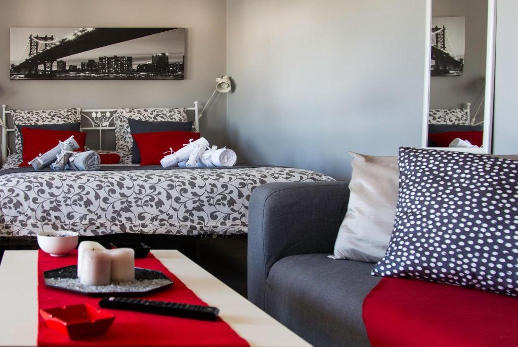 雅典'Romeo & Juliet' Cozy Apartment With Breathtaking View的客厅配有床和沙发