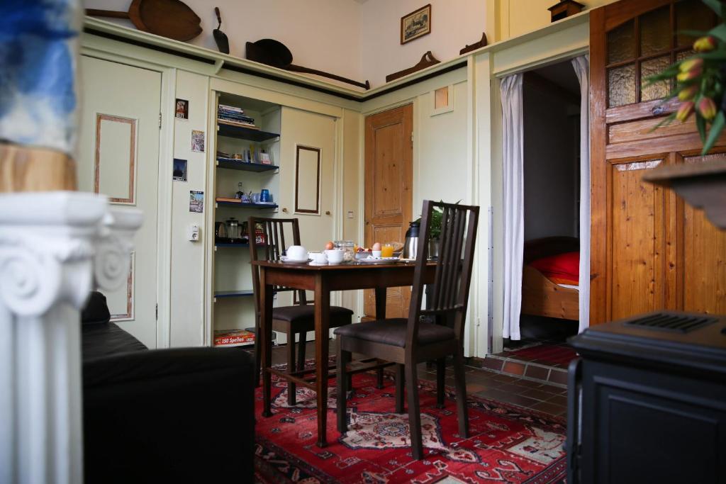 代尔夫特加斯图伊思288号住宿加早餐旅馆的一间带桌子和两把椅子的用餐室