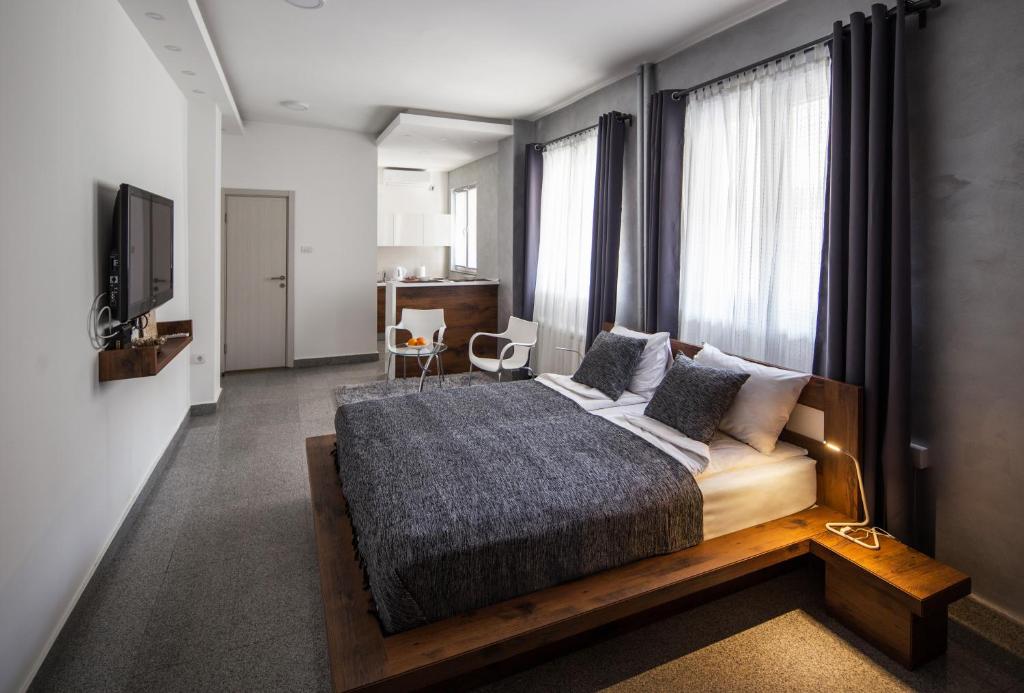 贝尔格莱德Rose Lux的一间卧室设有一张床、一台电视和窗户。