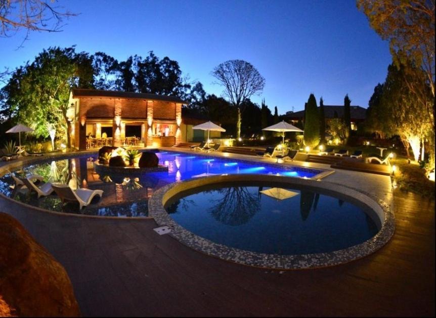 圣塞巴斯蒂昂-杜帕拉伊苏莱奥犹大魅力酒店的夜间在房子前面的游泳池