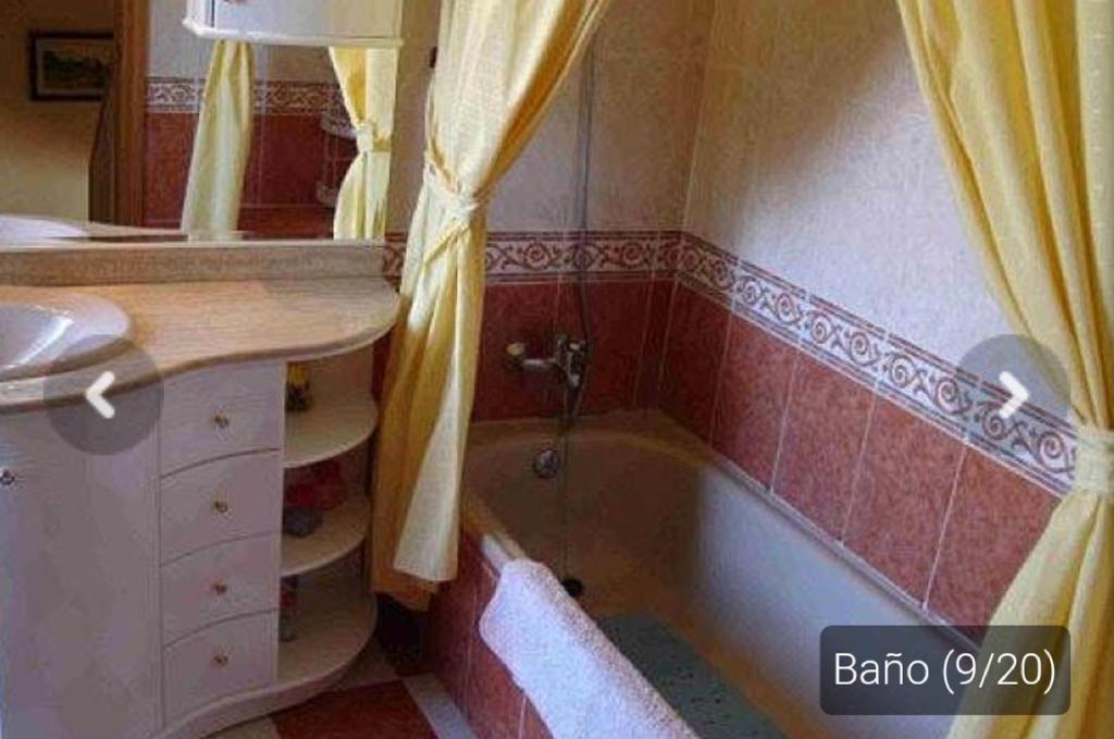 托里代巴拉Casa _pareada con piscina y jardin privado的带浴缸和盥洗盆的浴室