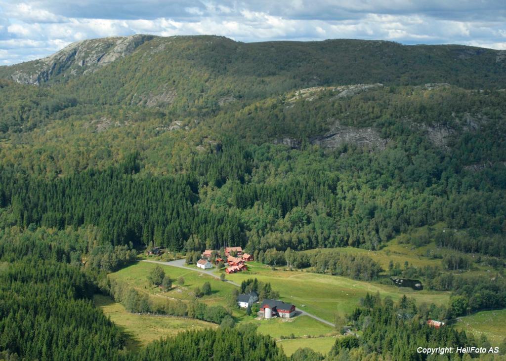 TingvatnHeddan Gjestegard的山中房屋的空中景观
