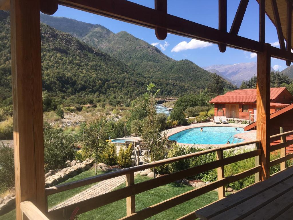 Los QueñesLos Quenes River Lodge的从带游泳池的度假村窗户欣赏美景