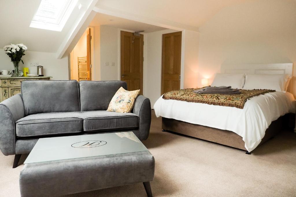 惠特比The Horngarth的一间卧室配有一张床、一张沙发、一张床和一把椅子