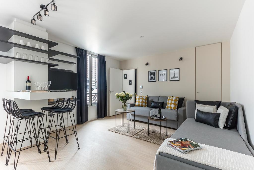 巴黎帕莱斯艾拓公寓式酒店的客厅配有沙发和桌子