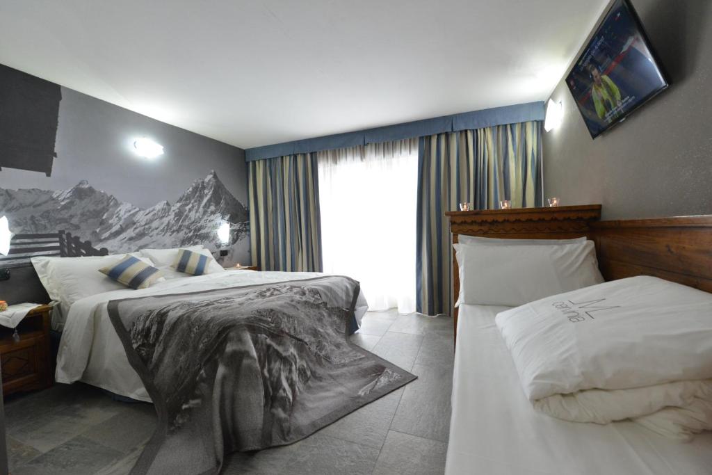 布勒伊-切尔维尼亚莫里诺酒店的一间卧室设有两张床和窗户。