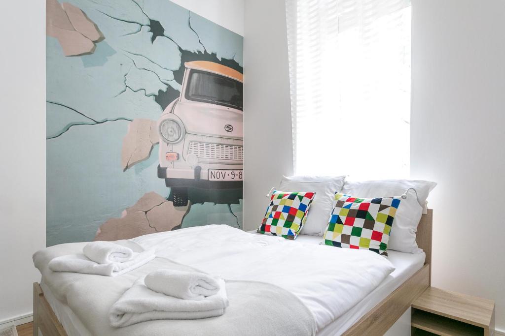 柏林Studio Apartment for 3的卧室配有一张带汽车绘画的床