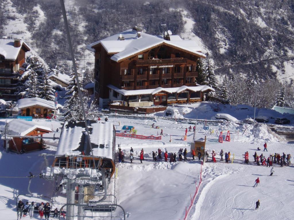 谷雪维尔雷斯福洛肯斯酒店的一群人坐在滑雪小屋前的滑雪缆车上