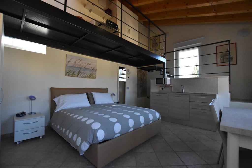 苏尔扎诺卡萨德尔德拉戈公寓的一间带大床的卧室和一间厨房