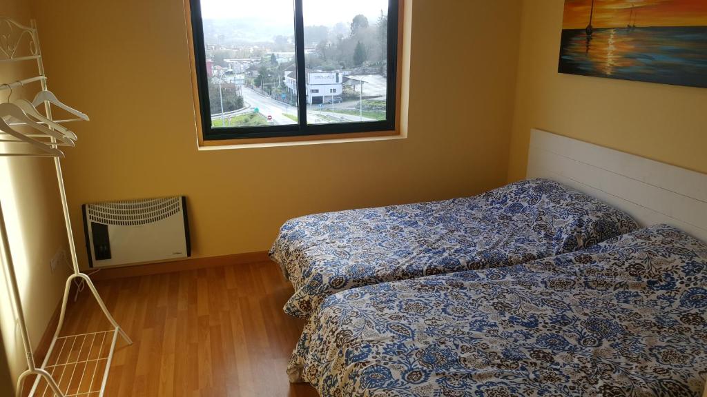 雷东德拉Hospedaje Bahía de San Simon的一间卧室设有两张床和窗户。