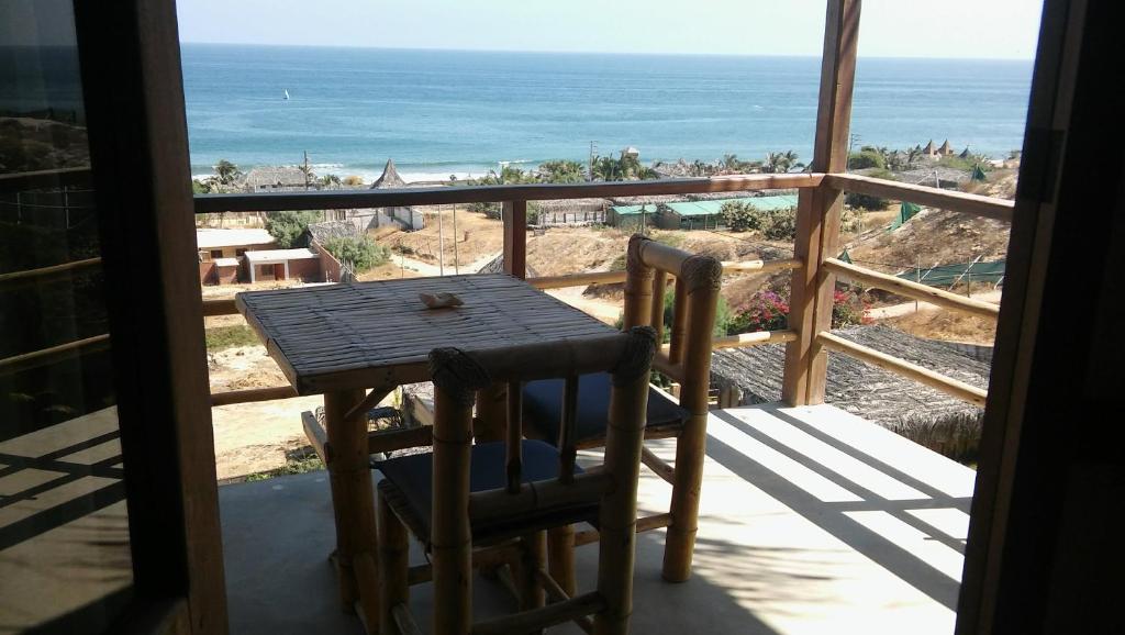 维加伊托Altavista Casa de Huespedes的海景阳台上的桌椅