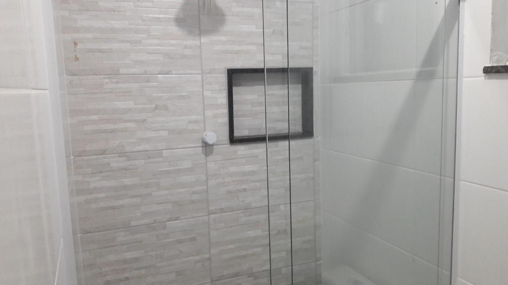 阿拉亚尔-杜卡布Casa em Arraial do Cabo的浴室里设有玻璃门淋浴