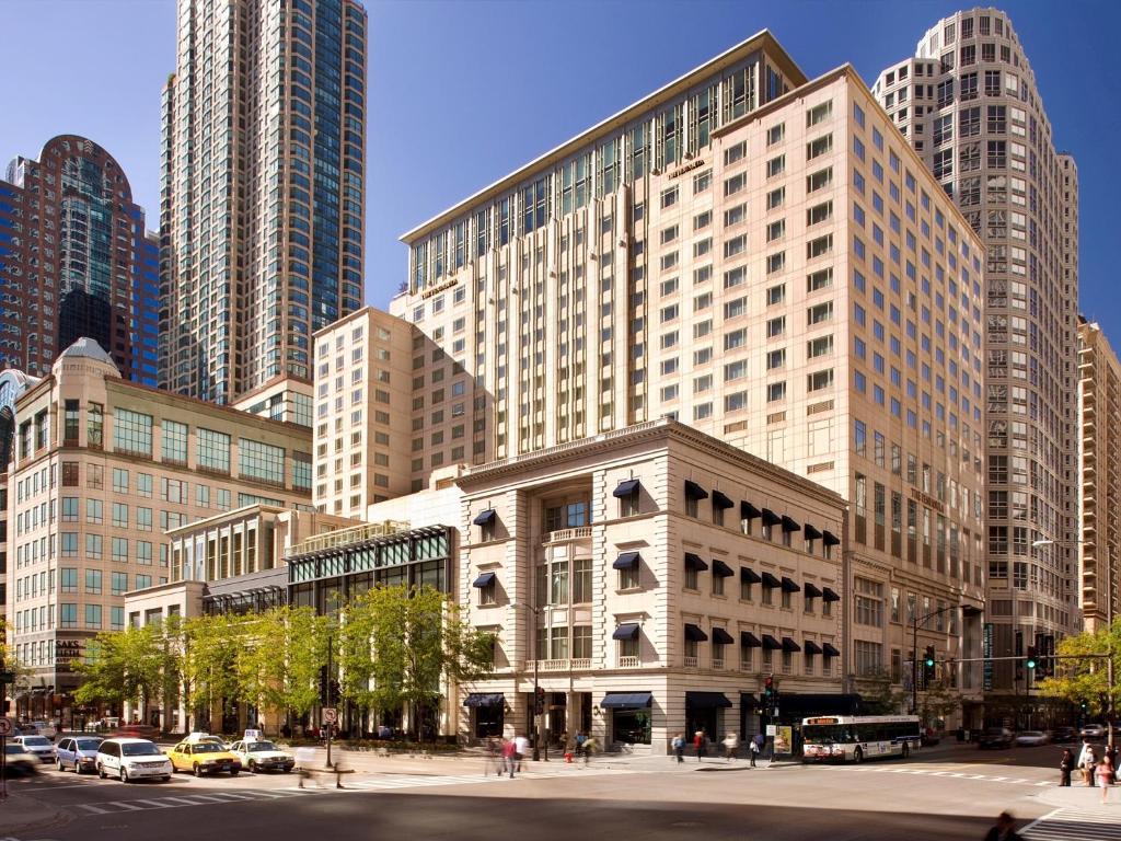芝加哥芝加哥半岛酒店的城市中一群高大的建筑