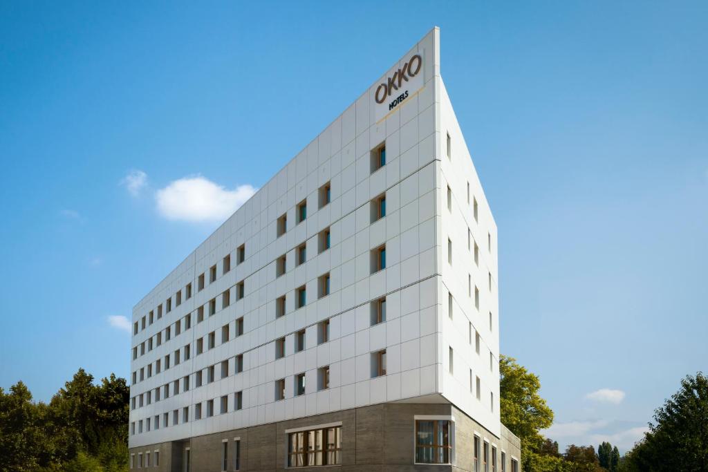 格勒诺布尔格勒诺布尔赫哲花园奥科酒店的上面有一个谷歌标志的白色建筑