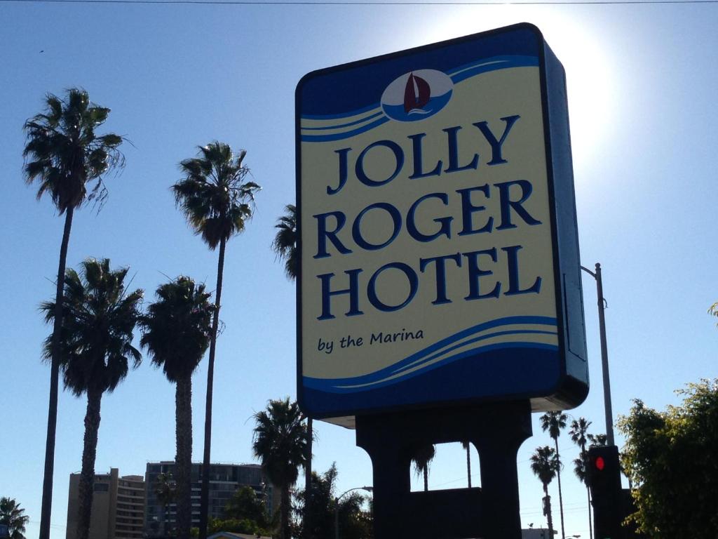 洛杉矶快乐罗杰酒店的棕榈树的快乐罗杰酒店的标志